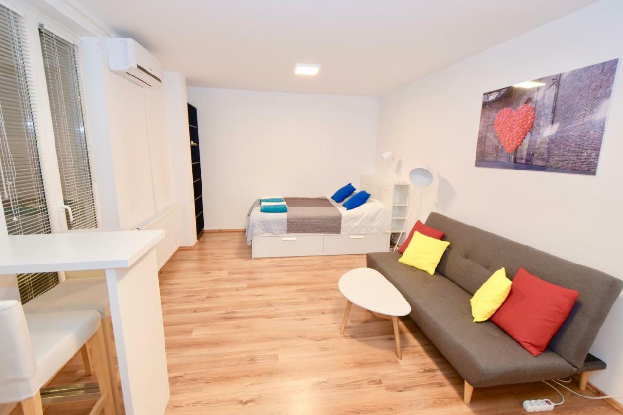 Central Studio Boulevard Boedapest Buitenkant foto