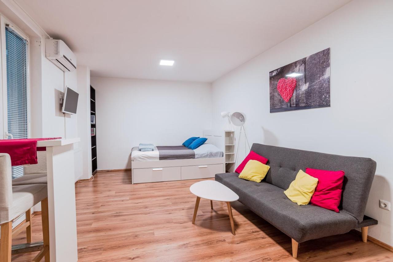 Central Studio Boulevard Boedapest Buitenkant foto